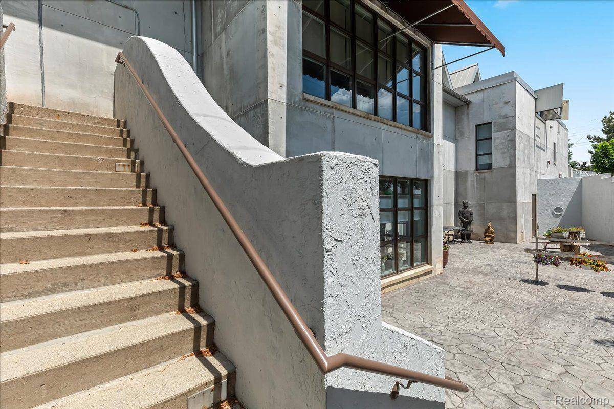 Farmington Hills, MI 48334,31519 W 12 MILE RD