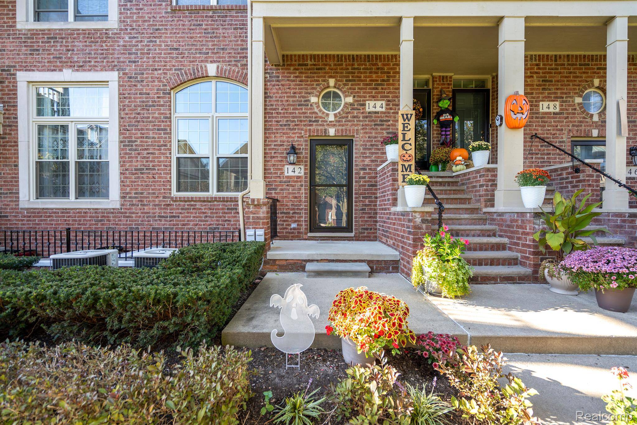 Walled Lake, MI 48390,142 SANDY LN