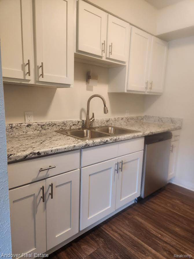 3021 N POINTE DR, Blackman Twp, MI 49202