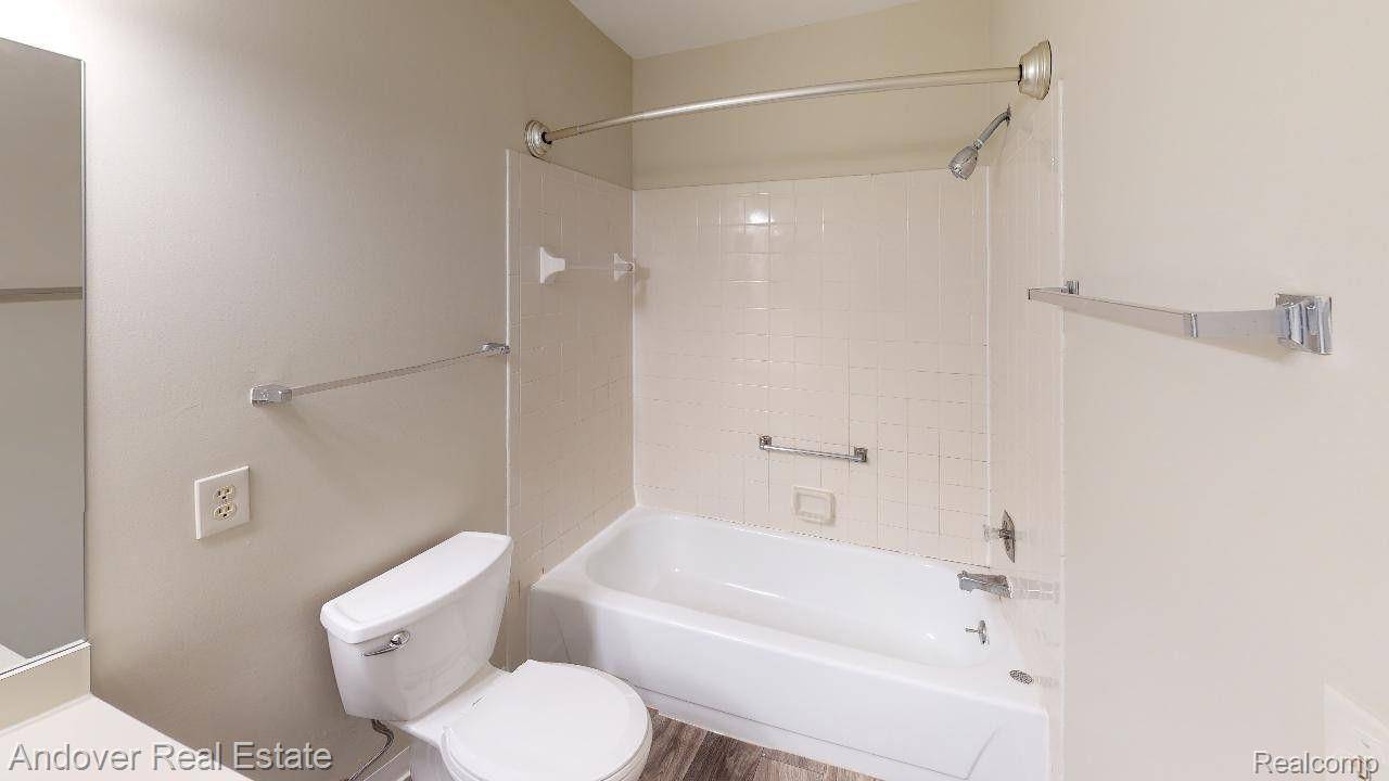 3021 N POINTE DR, Blackman Twp, MI 49202