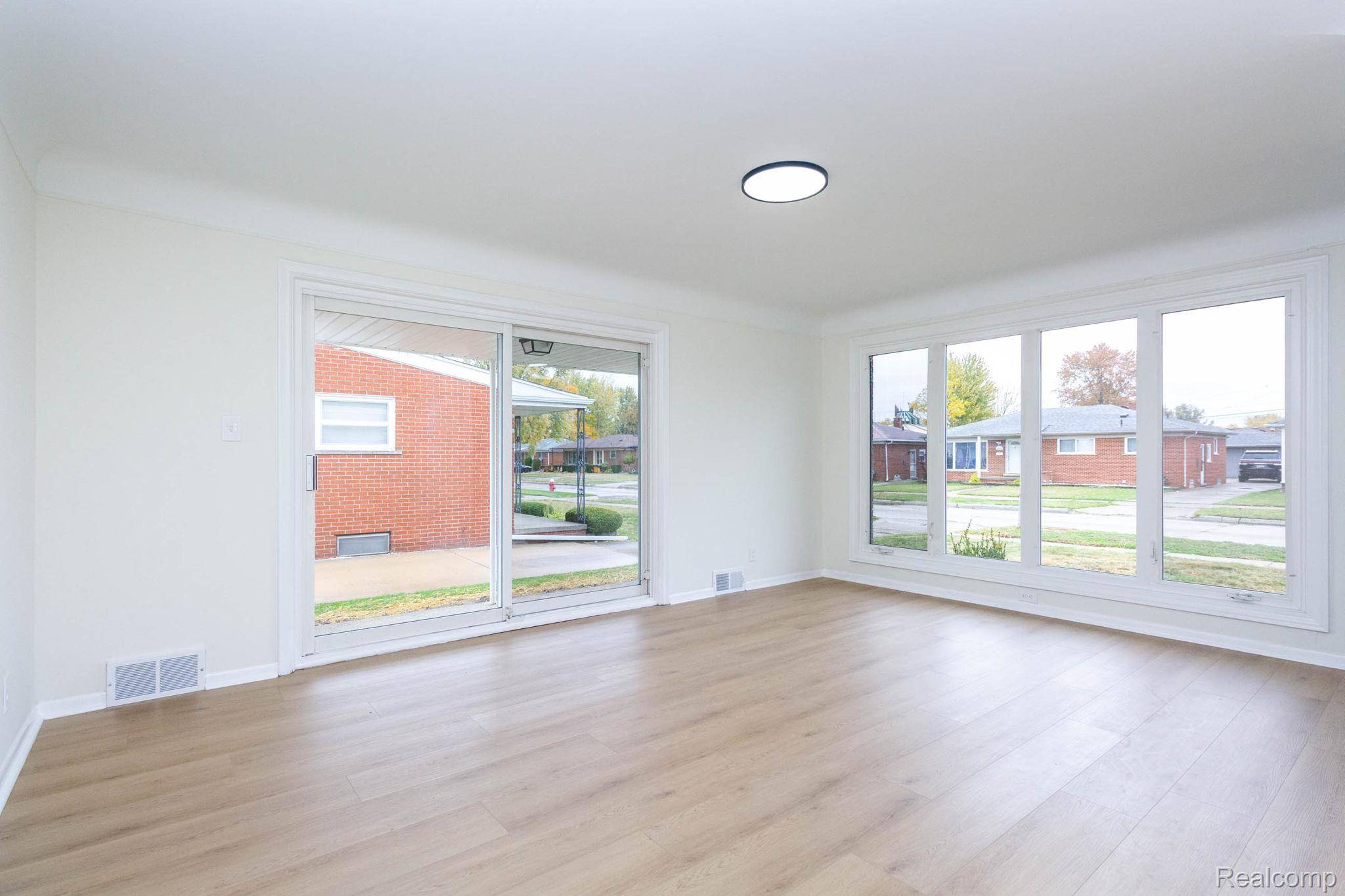 Warren, MI 48093,28805 Palm Beach DR