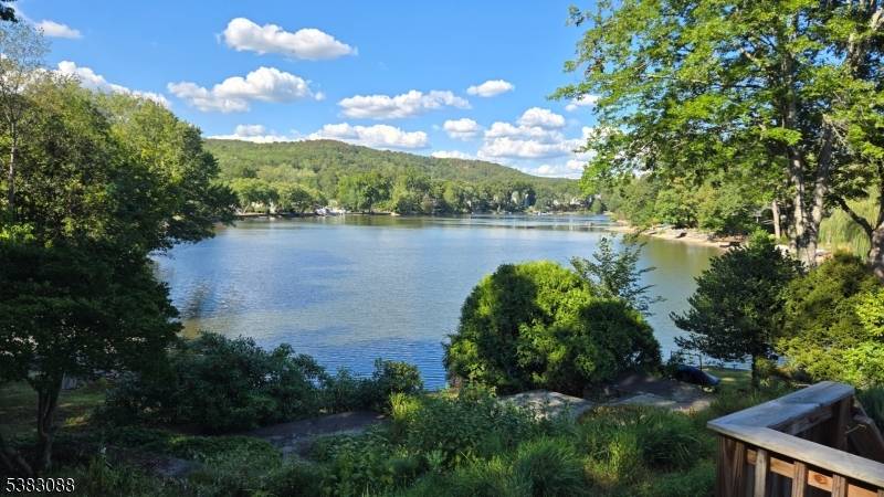 Oakland Boro, NJ 07436,31 Lakeshore Dr