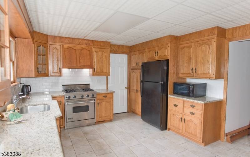 Oakland Boro, NJ 07436,31 Lakeshore Dr