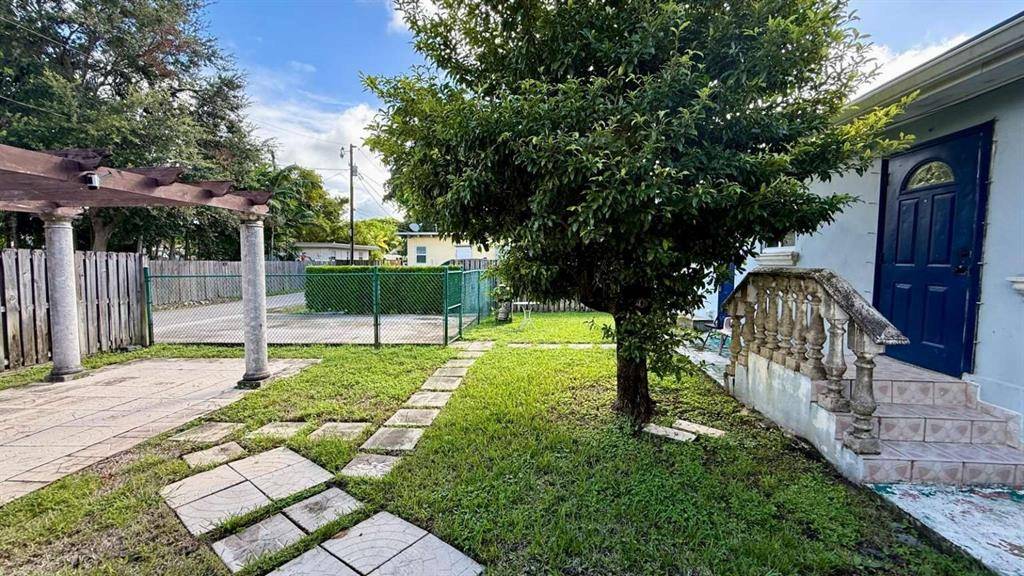 Hollywood, FL 33020,1935 Fletcher St A & B