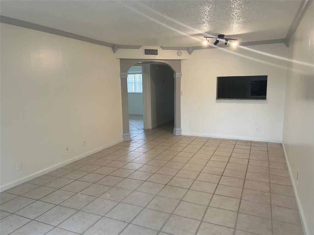 Tamarac, FL 33321,8000 Fairview Dr #102