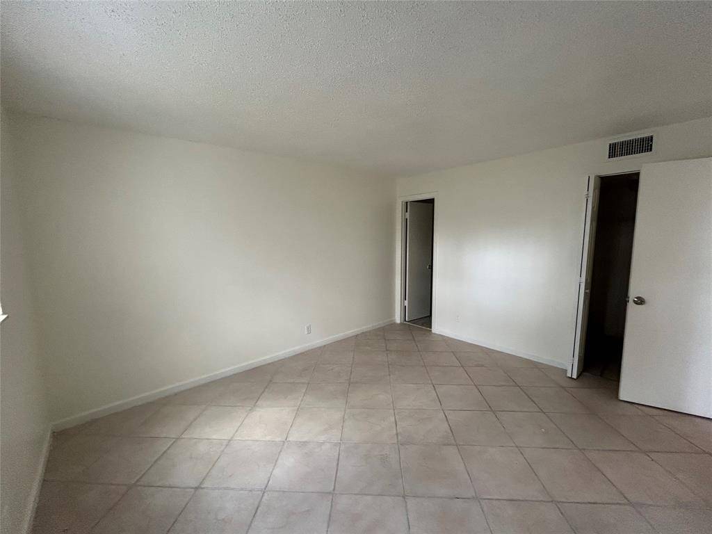 Tamarac, FL 33321,8000 Fairview Dr #102
