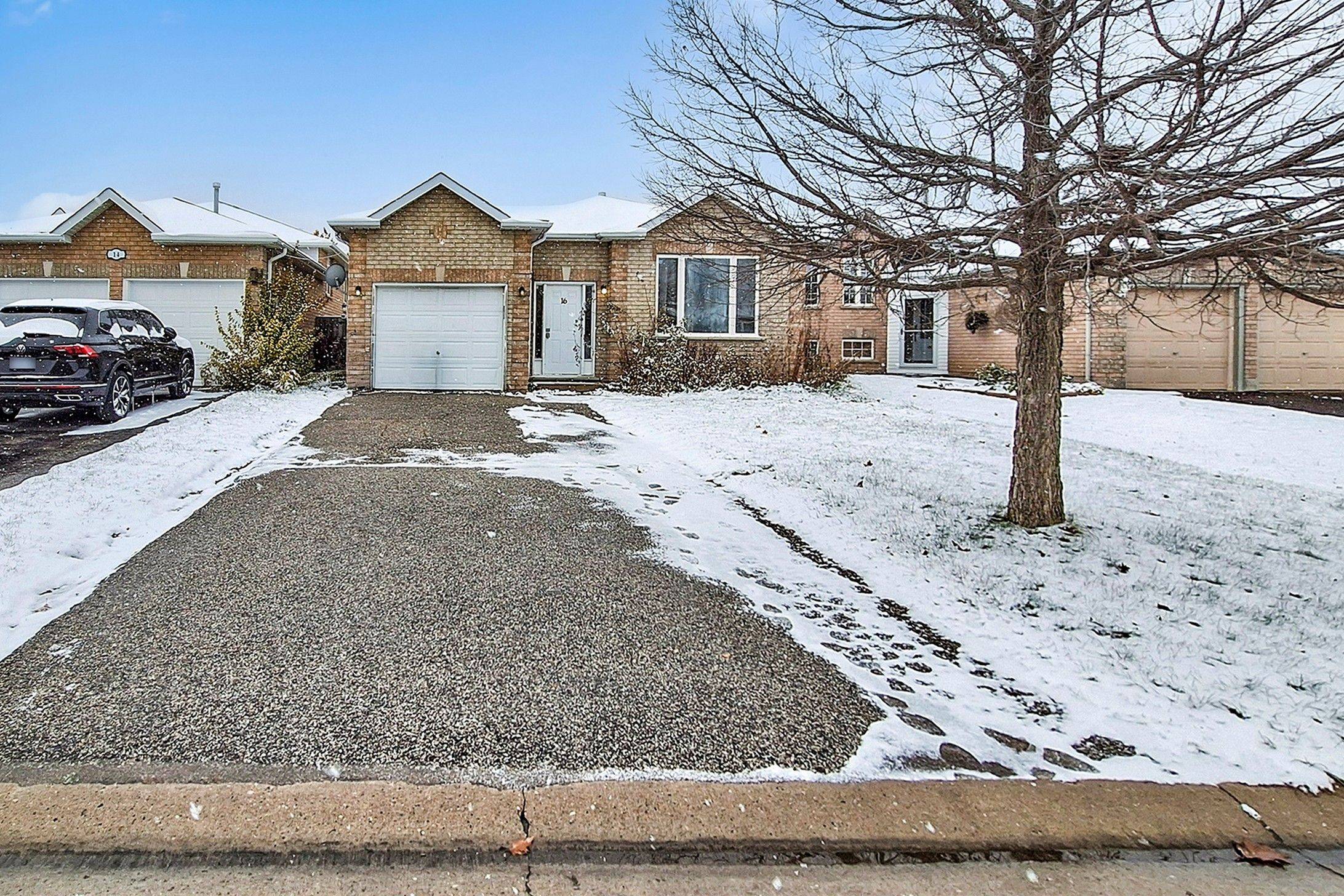 Barrie, ON L4M 6Y8,16 Nicole Marie AVE #Lower