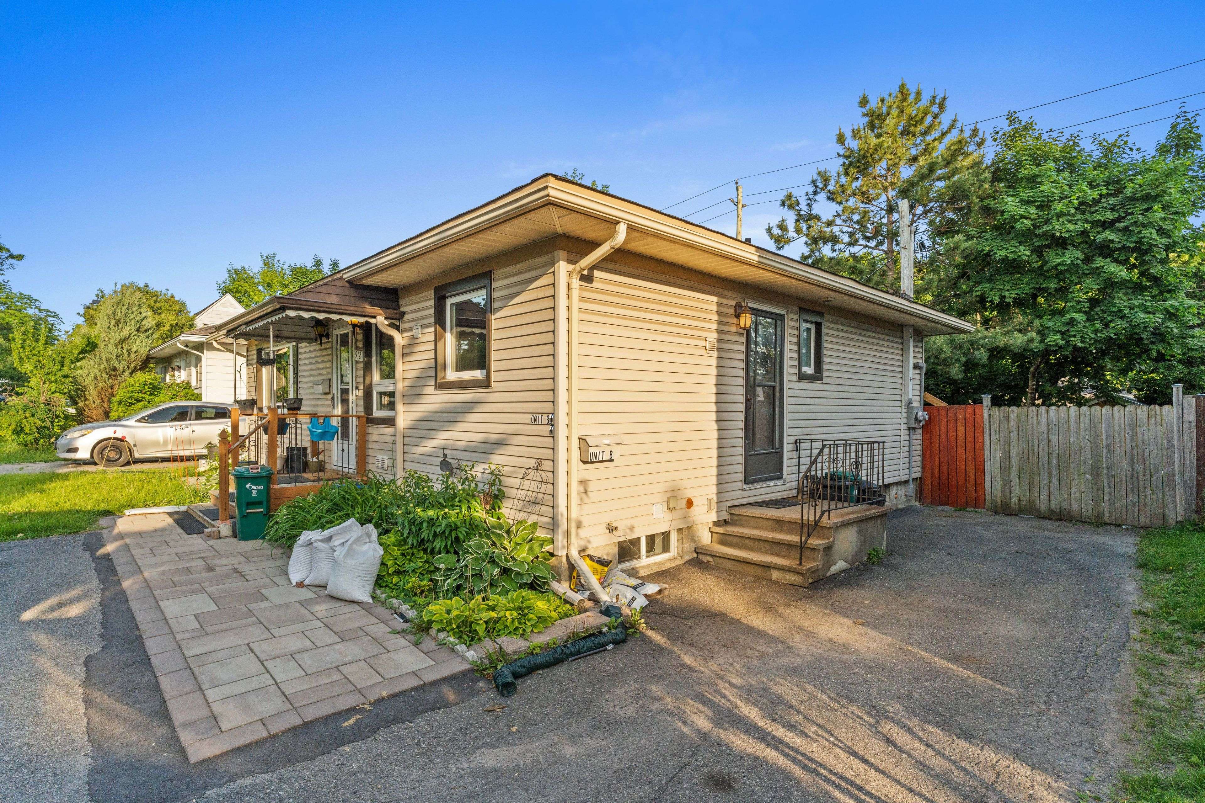 Elmvale Acres And Area, ON K1G 1P6,912 Smyth RD #B