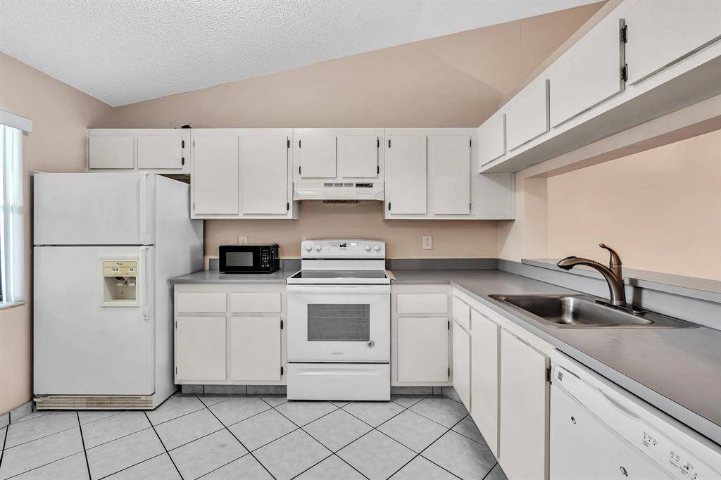 Boca Raton, FL 33433,22124 PALMS WAY #206