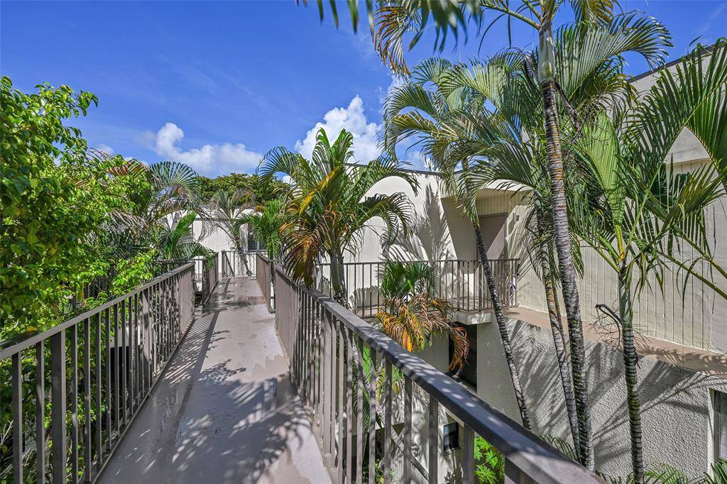 Aventura, FL 33180,20350 W Country Club Dr #PH12-4