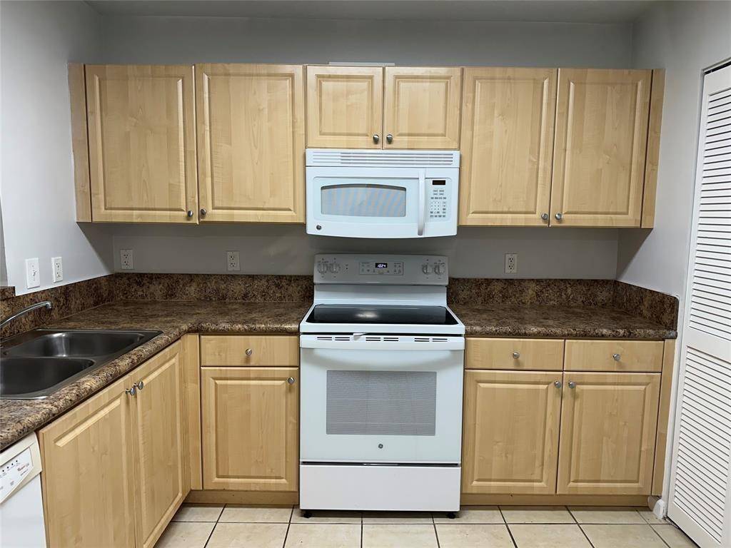 Dania Beach, FL 33004,529 E Sheridan #108