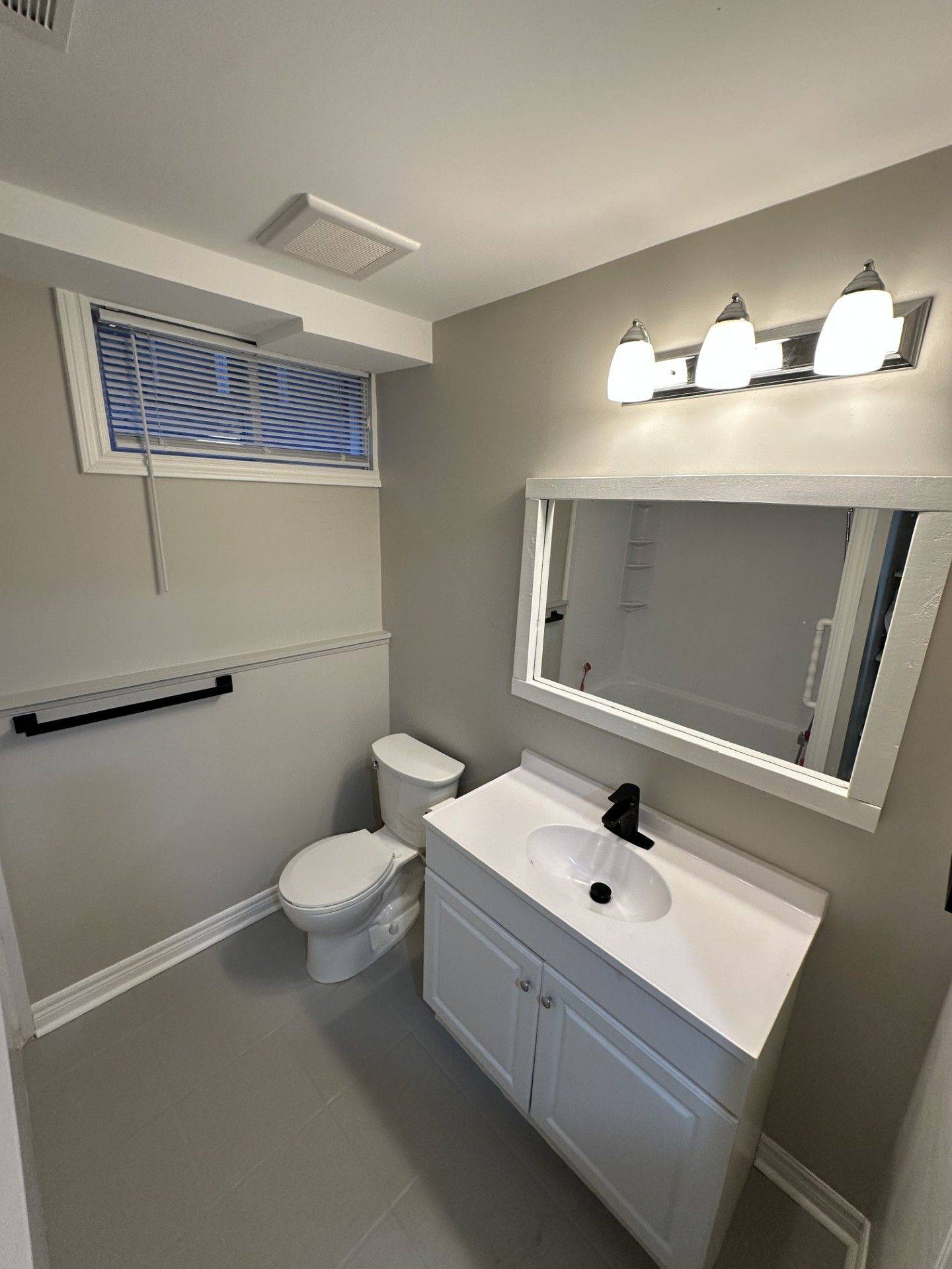 Bradford West Gwillimbury, ON L3Z 3A6,55 Breeze DR #Bsmt