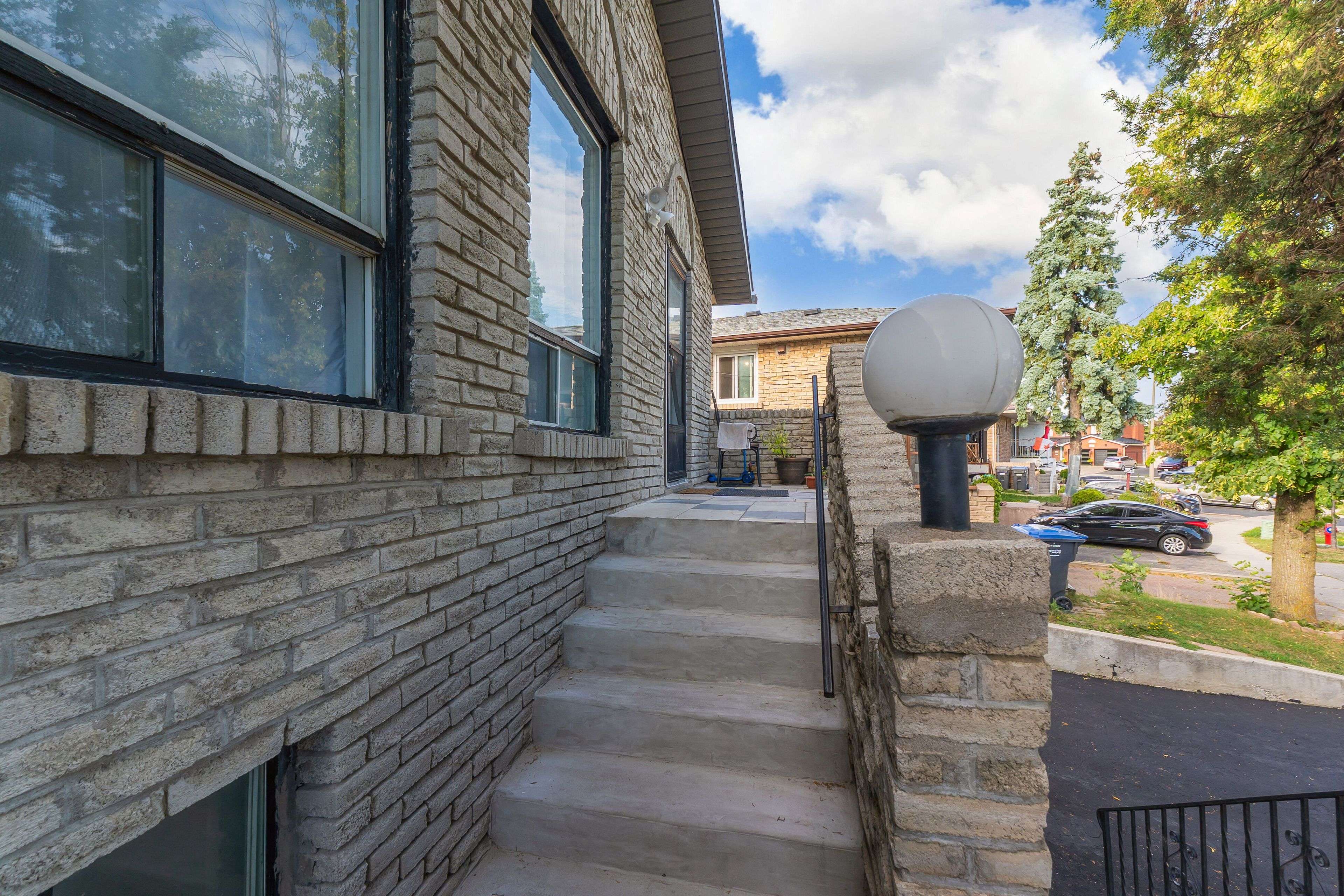 Brampton, ON L6V 3J2,153 Bruce Beer DR