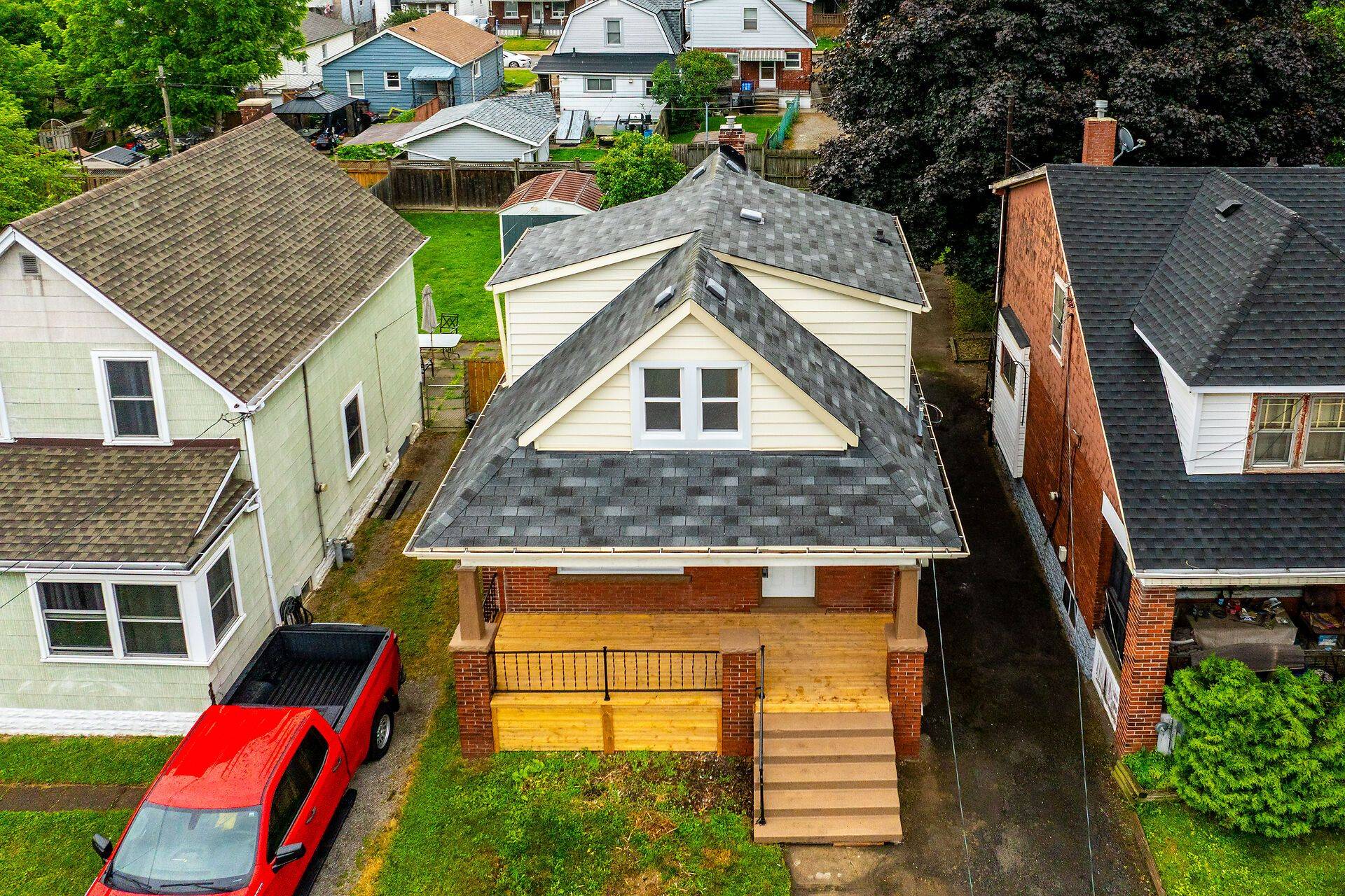 Hamilton, ON L8H 4T9,20 Crosthwaite AVE N