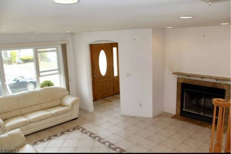 Lyndhurst Twp., NJ 07071,498 6Th Ave