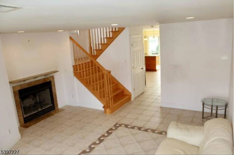 Lyndhurst Twp., NJ 07071,498 6Th Ave