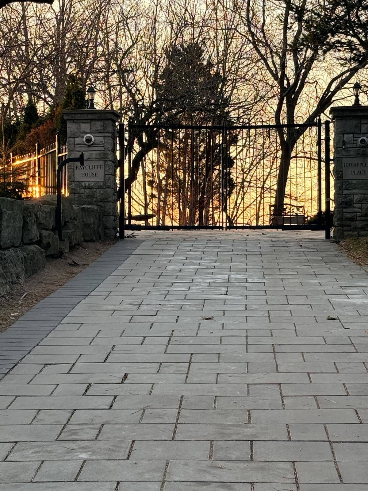 Burlington, ON L7L 2X1,100 Appleby PL