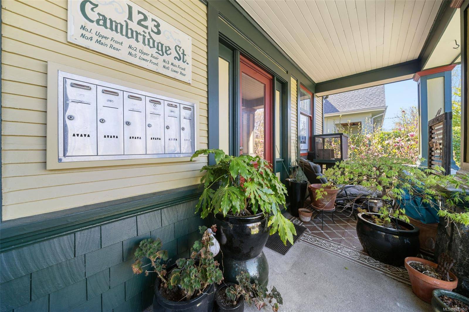 Victoria, BC V8V 4B1,123 Cambridge St