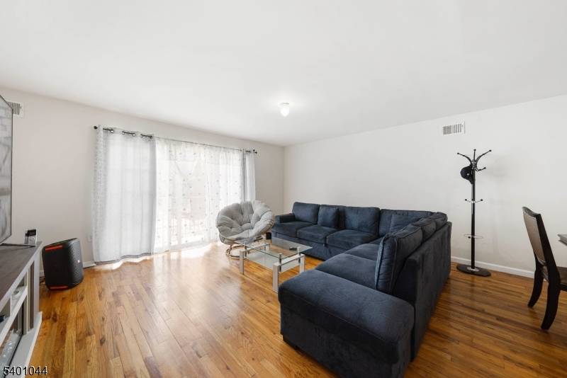 Newark City, NJ 07108,305 W Runyon St