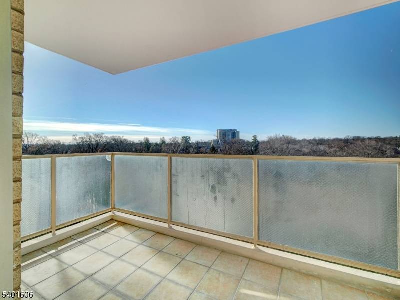 East Orange City, NJ 07018,377 S Harrison St  8L #8L