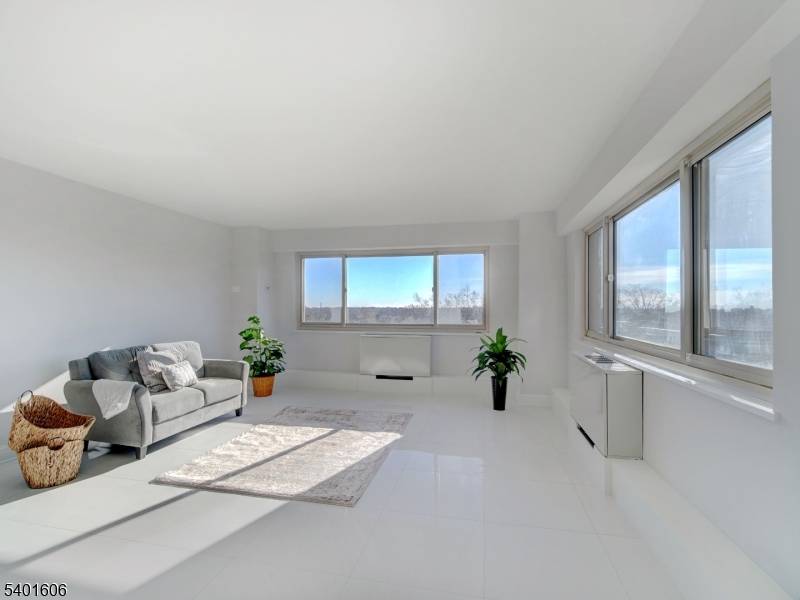 East Orange City, NJ 07018,377 S Harrison St  8L #8L