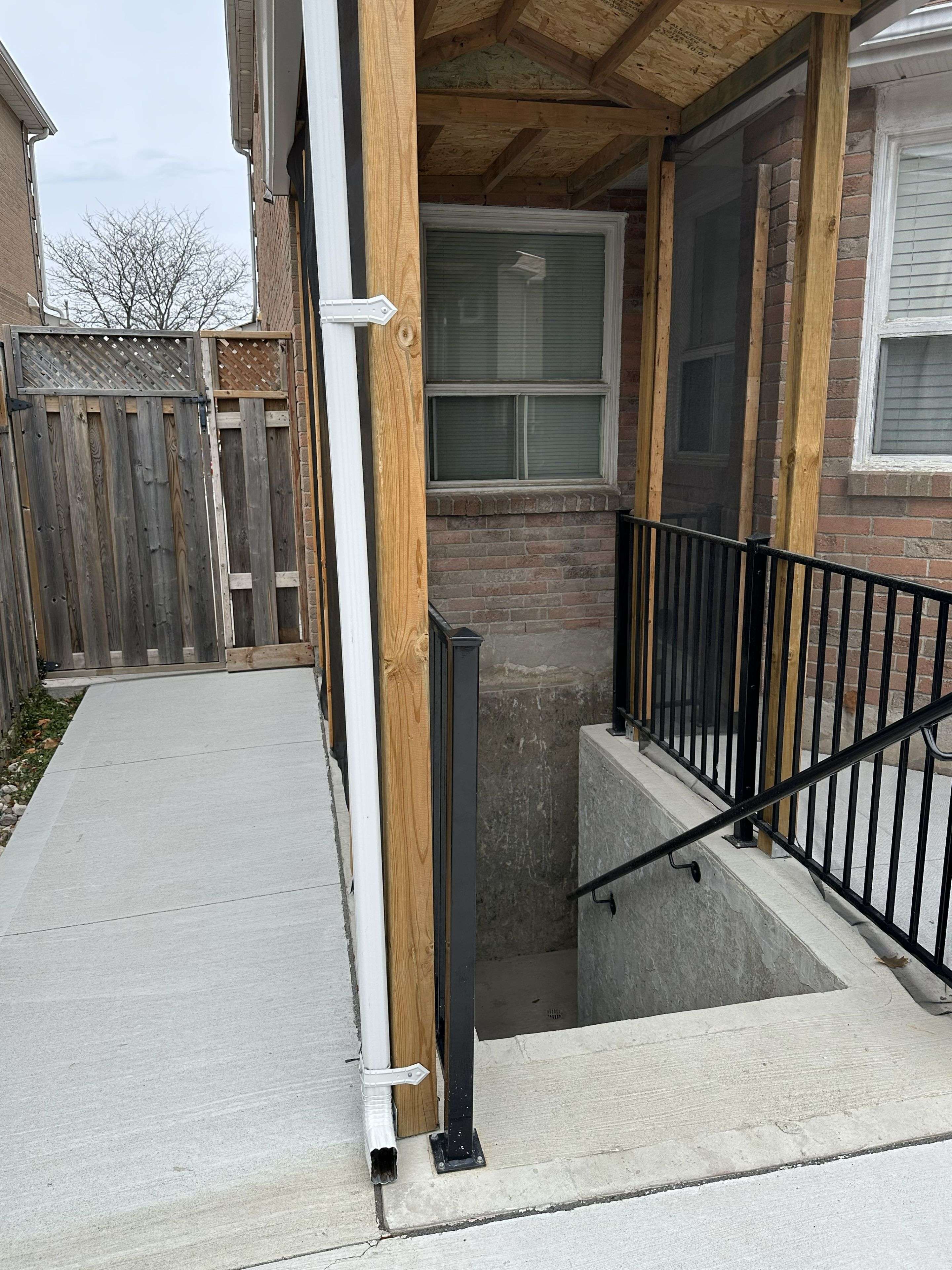 Mississauga, ON L5R 2A2,4468 Ashley AVE