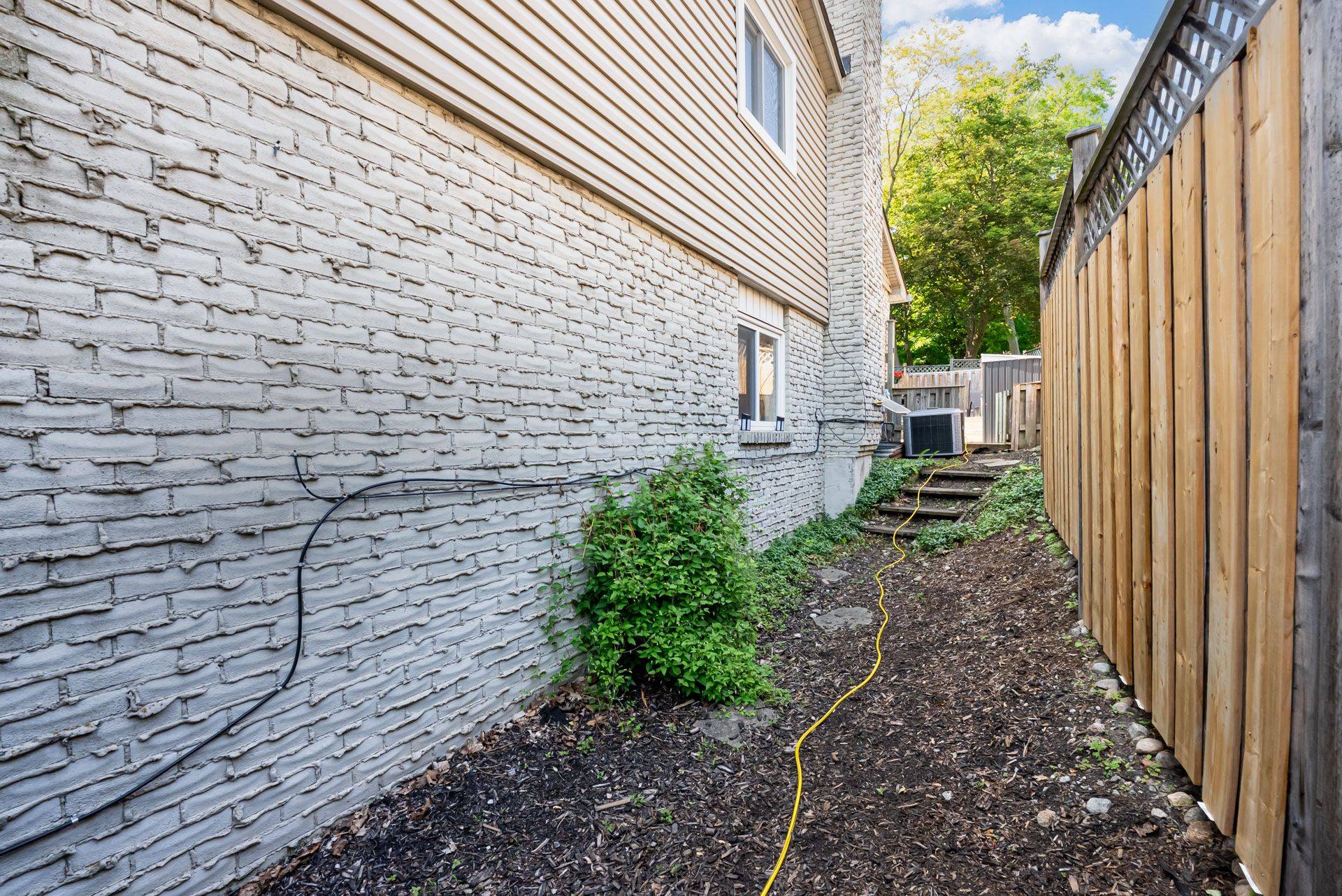 Mississauga, ON L5C 2R8,1481 Otis AVE