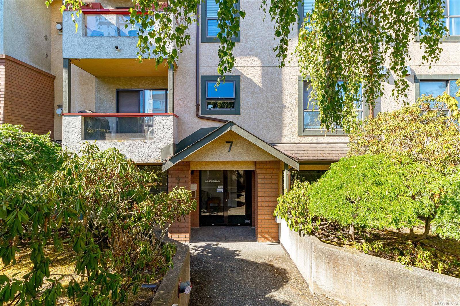 Saanich, BC V9A 1L9,7 Gorge Rd W #201