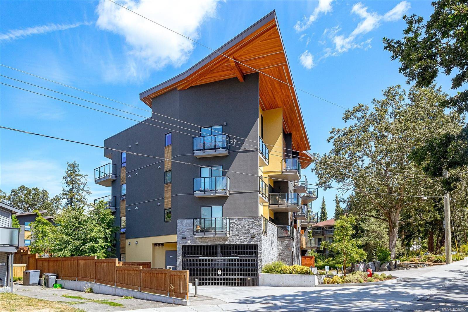 Saanich, BC V8X 3G8,991 McKenzie Ave #210