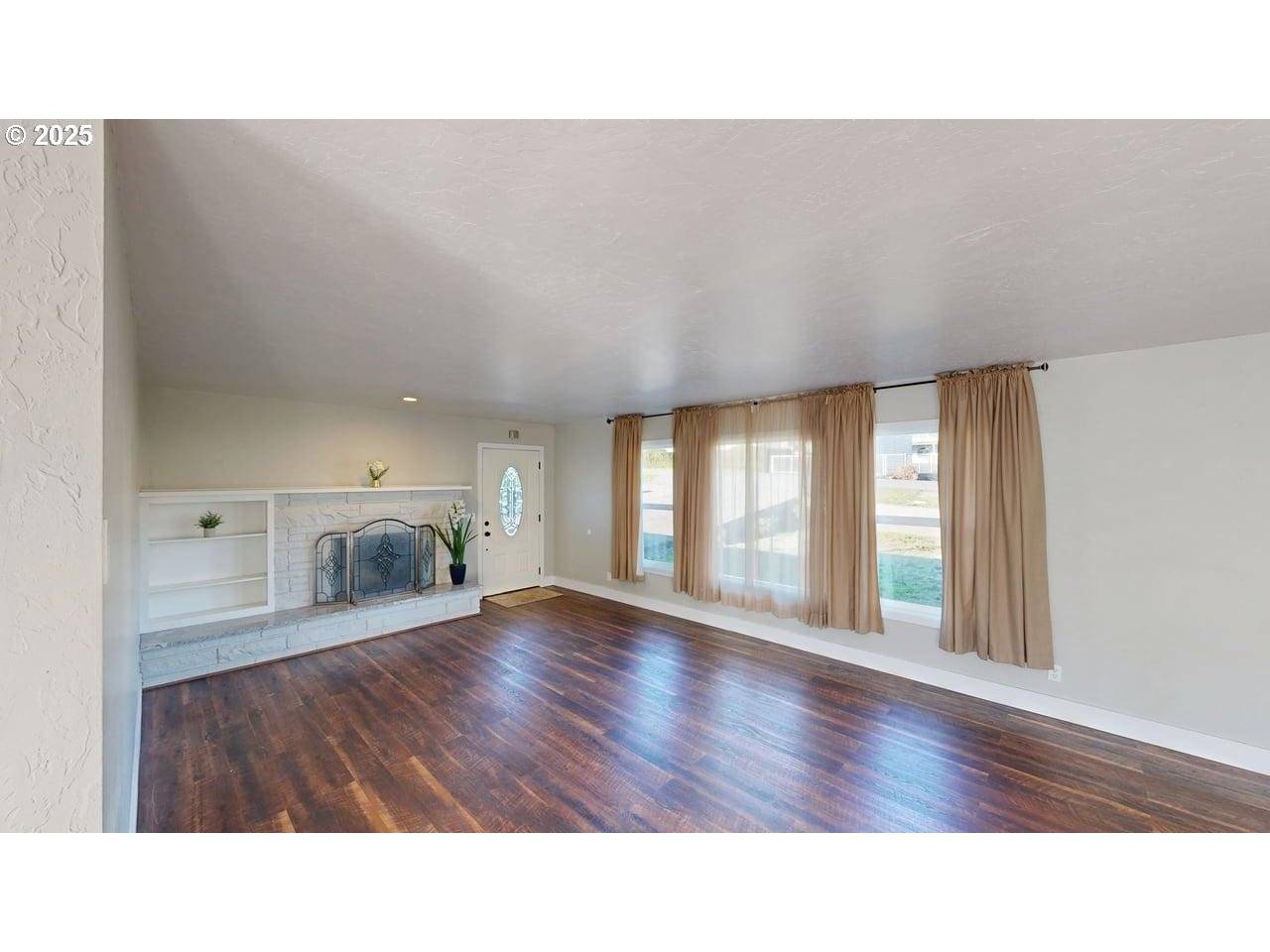 Brookings, OR 97415,425 MEMORY LN