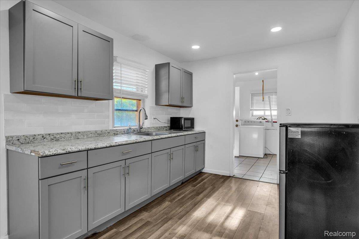 Romulus, MI 48174,6837 Middlebelt RD