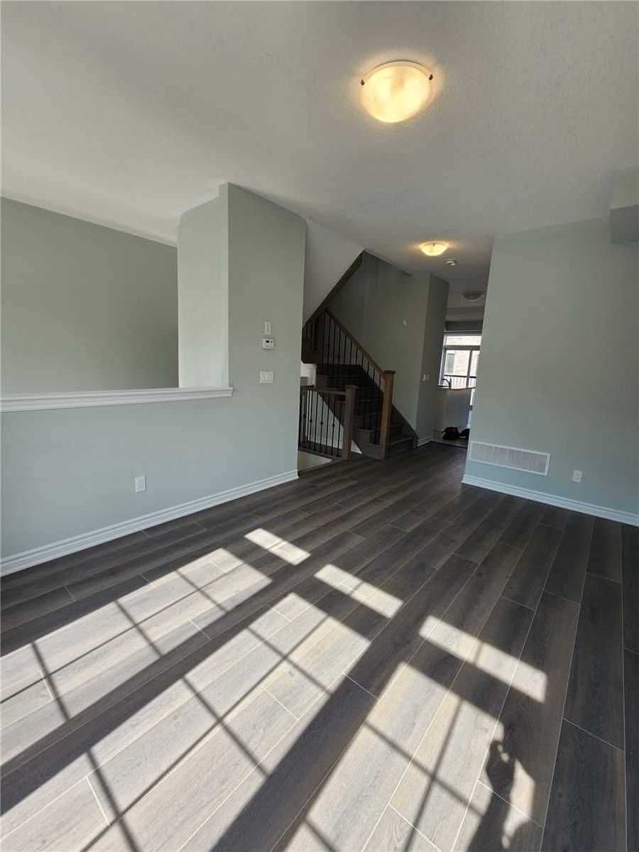 Whitby, ON L1P 0P1,8 Royal Collection WAY