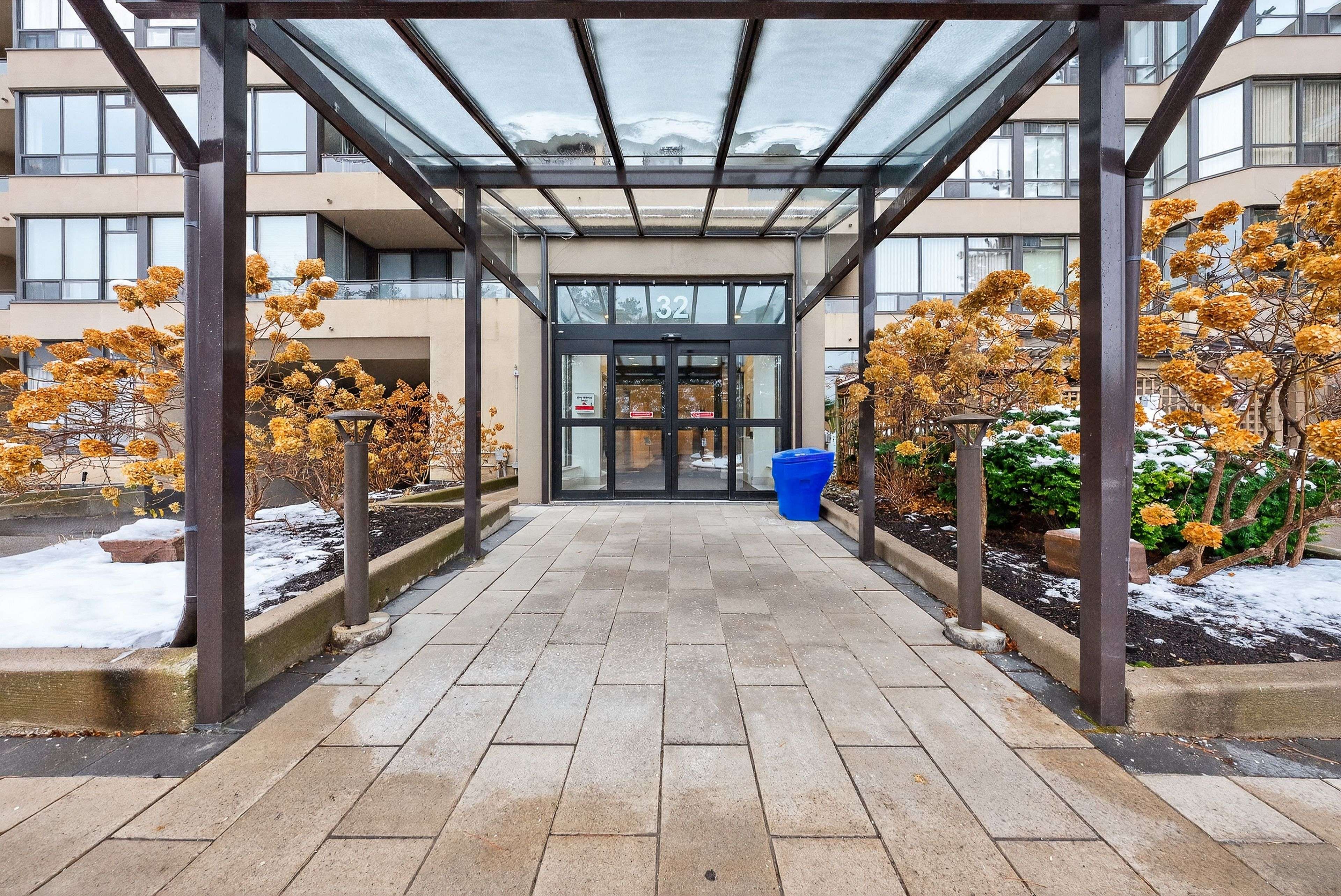 Richmond Hill, ON L4C 9R7,32 Clarissa DR #319