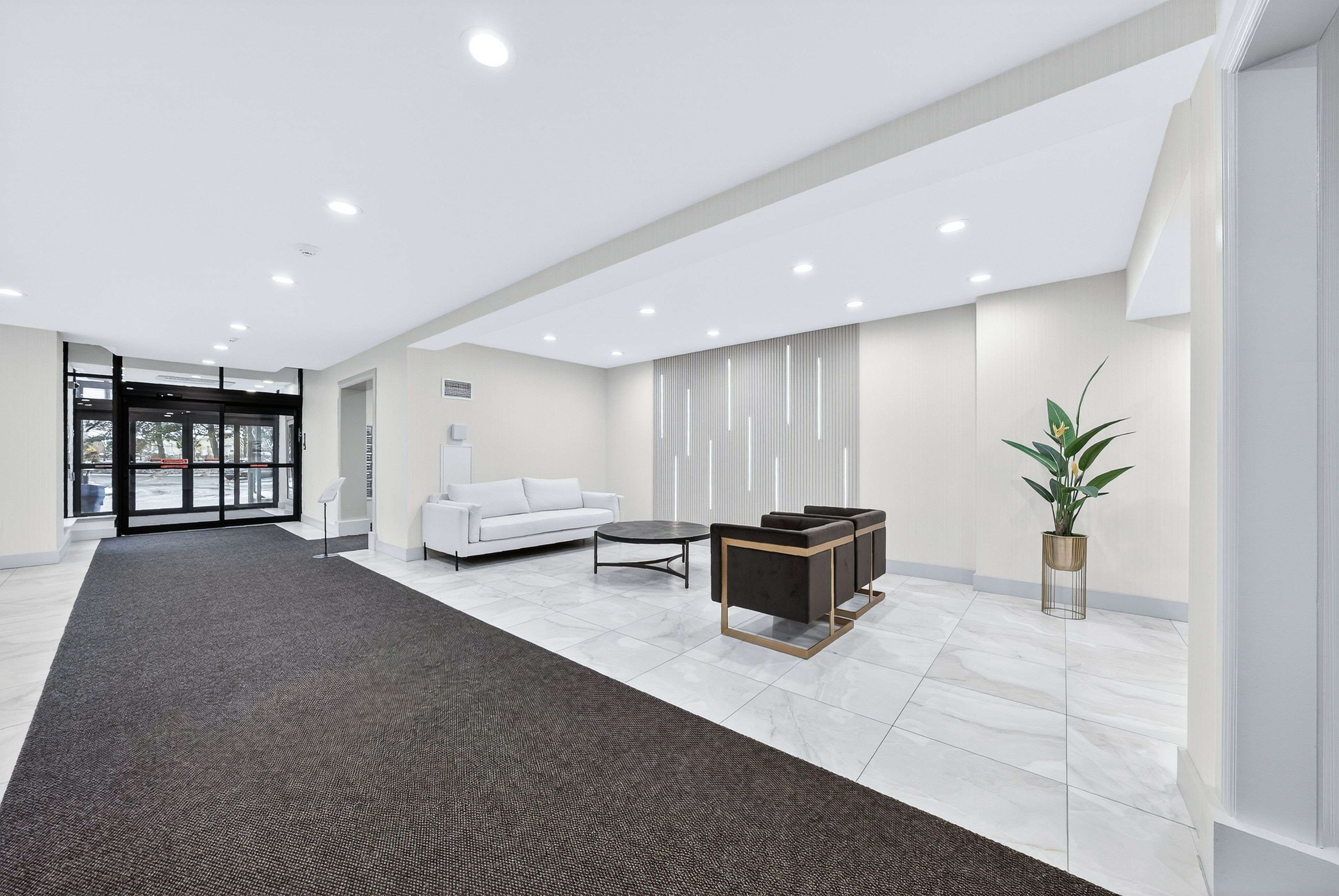 Richmond Hill, ON L4C 9R7,32 Clarissa DR #319