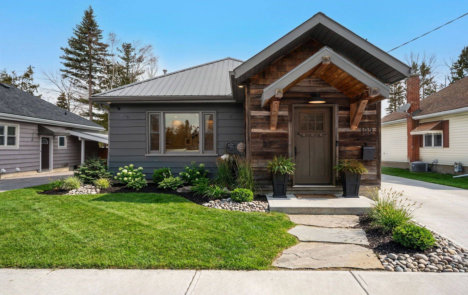 Barrie, ON L4M 1Z5,122 Queen ST