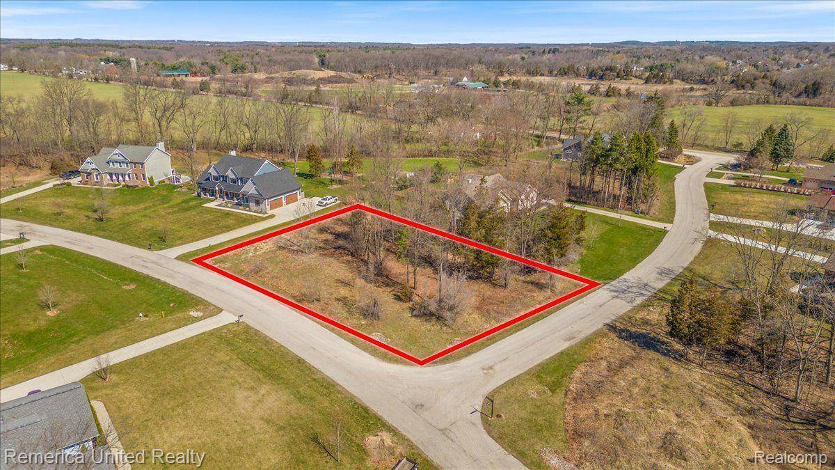 South Lyon, MI 48178,10536 Oak Shore DR