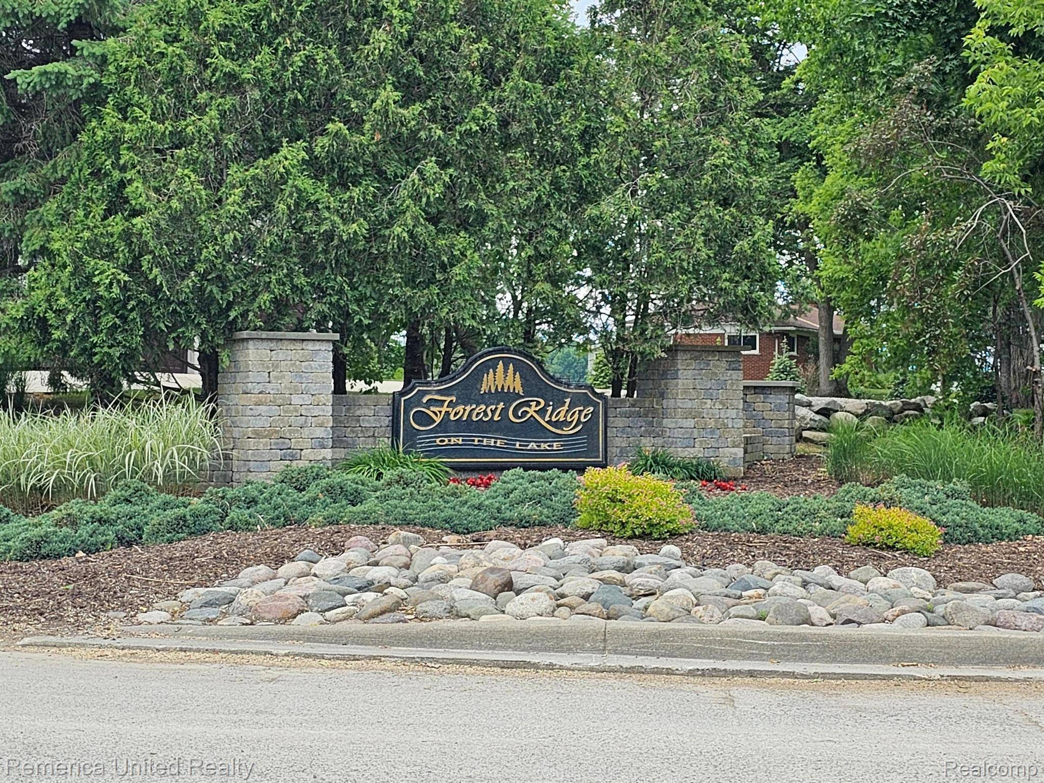 South Lyon, MI 48178,10512 OAK FOREST DR