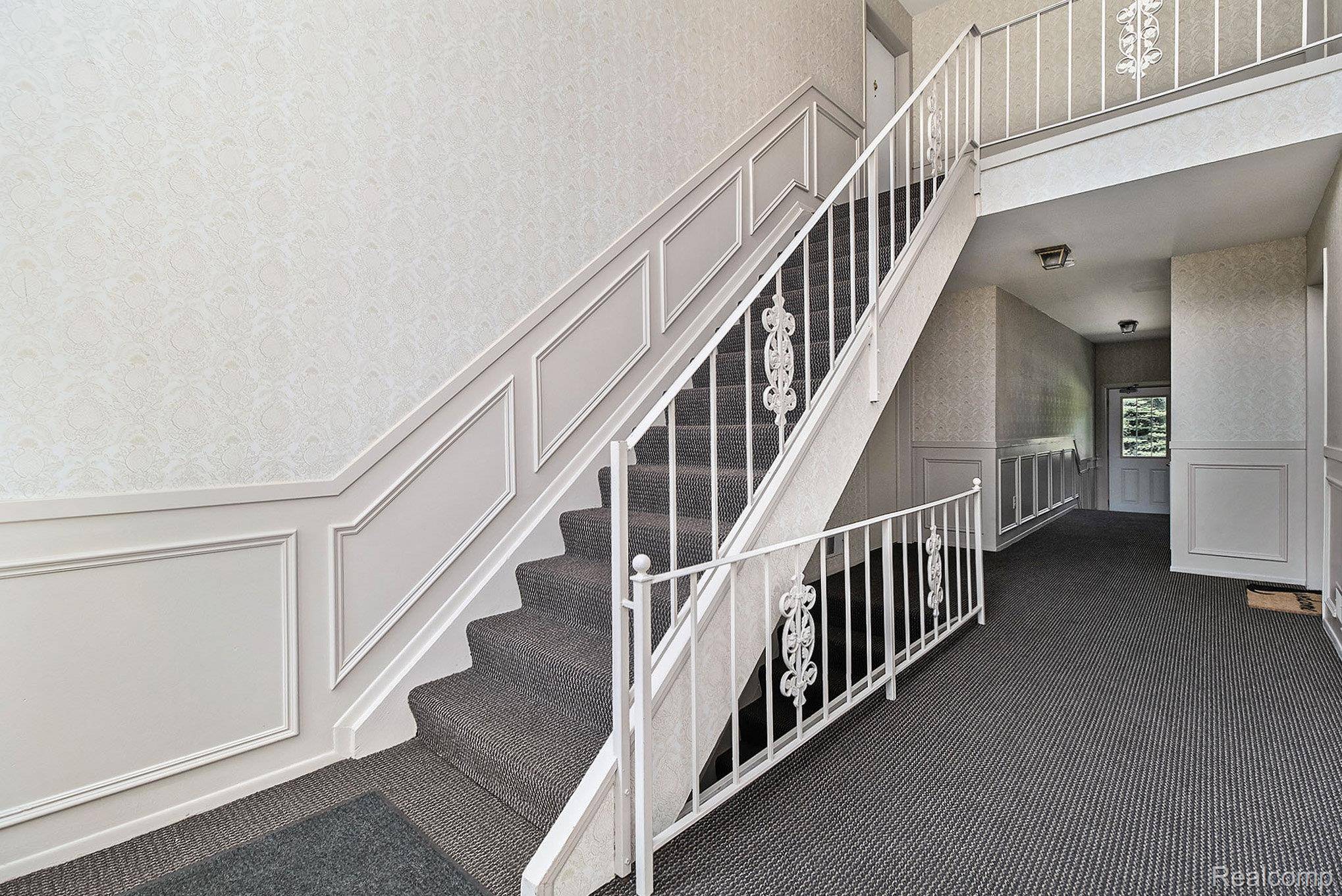 Bloomfield Hills, MI 48304,654 E FOX HILLS DR