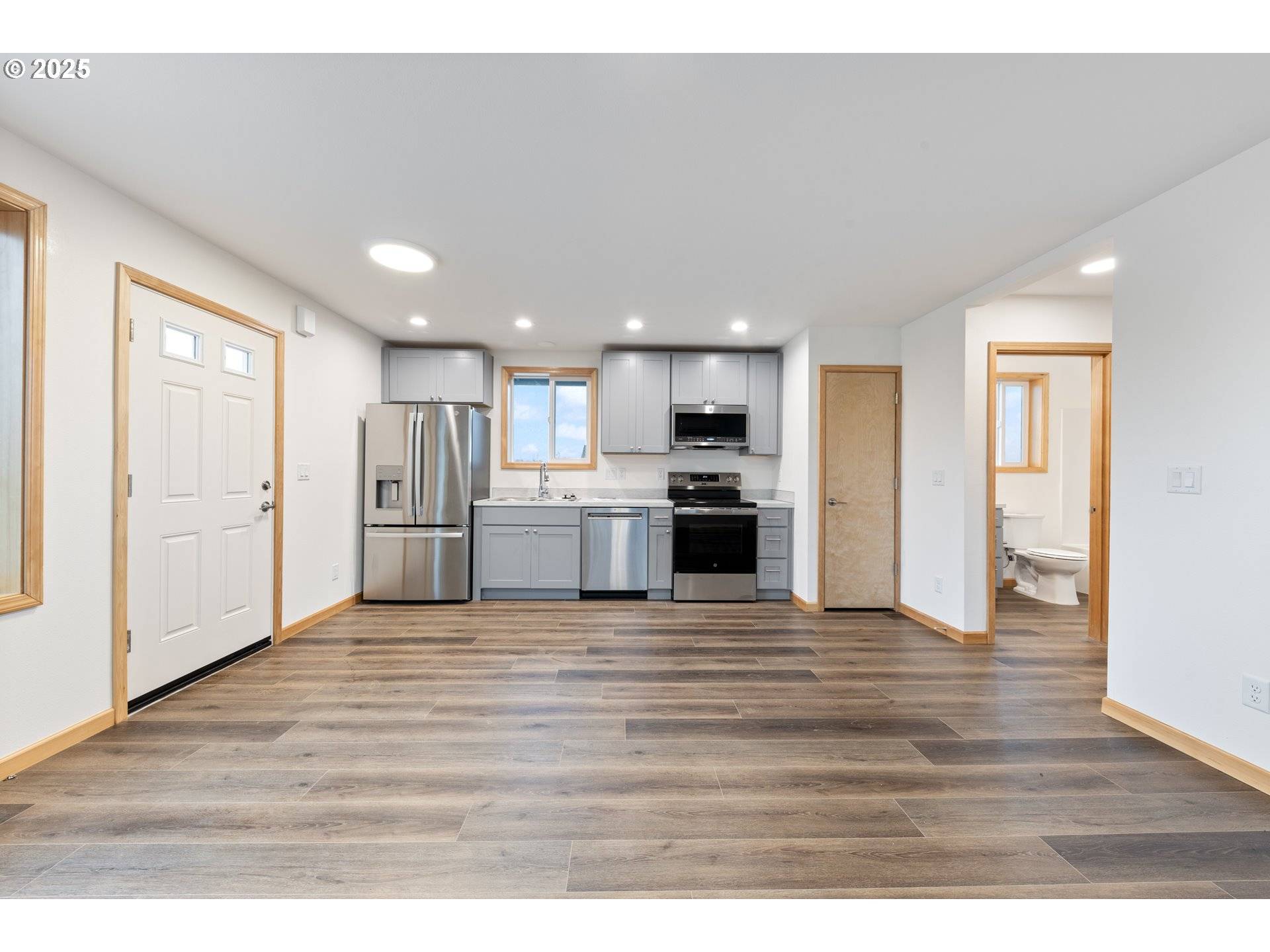 Eugene, OR 97402,5272 FOREST LN