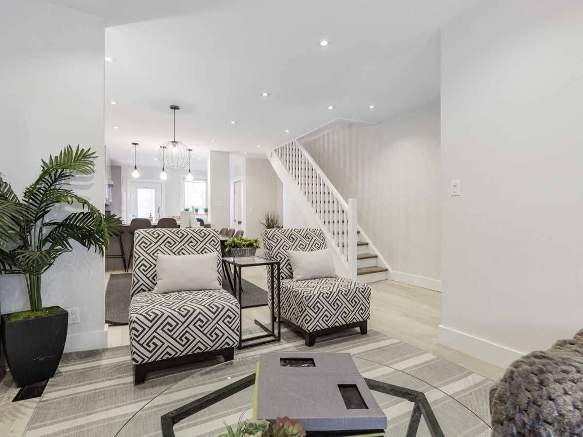 Toronto C02, ON M6G 2C2,1047 Davenport RD #Main