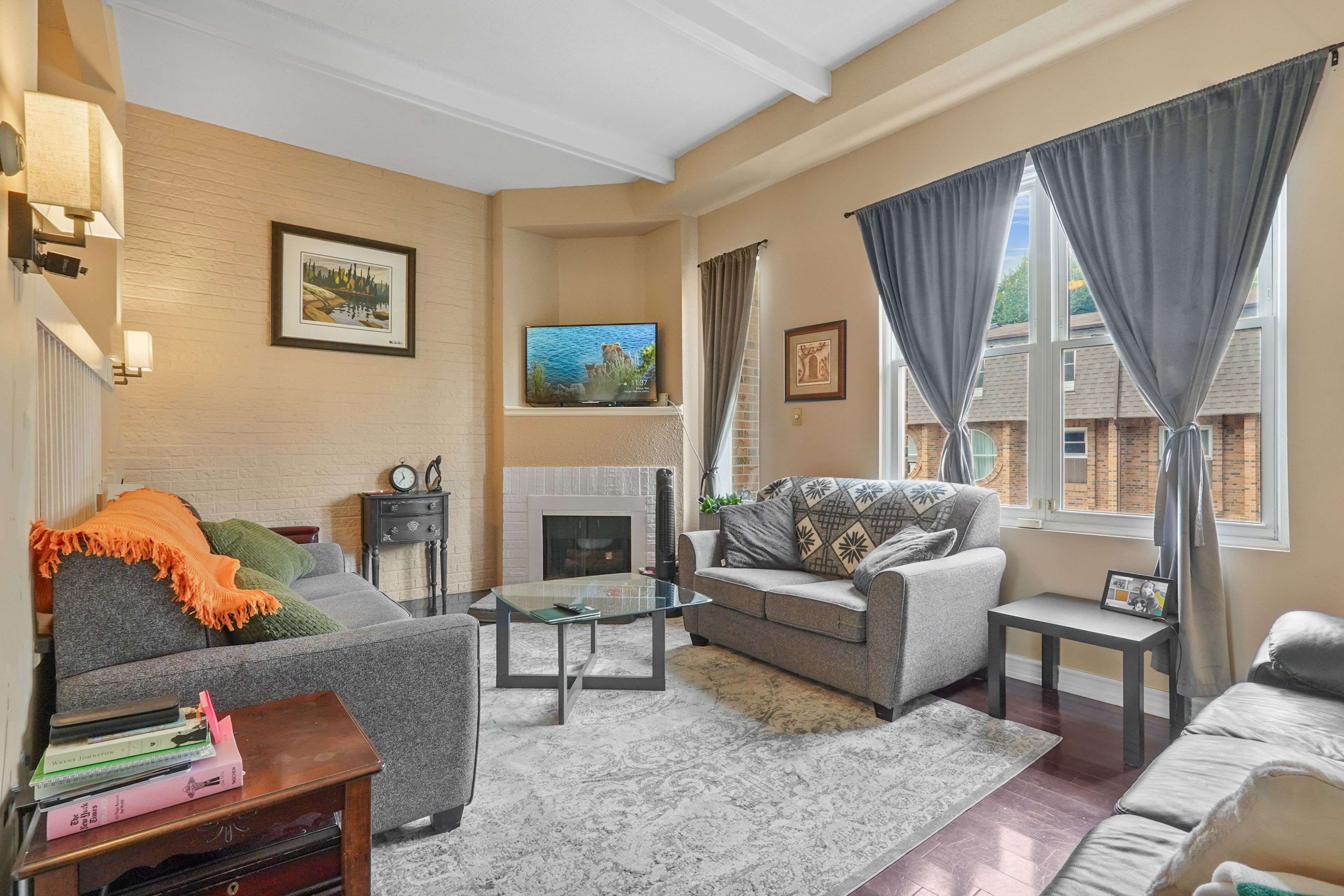 Toronto C12, ON M2P 2A3,70 Upper Canada DR #4