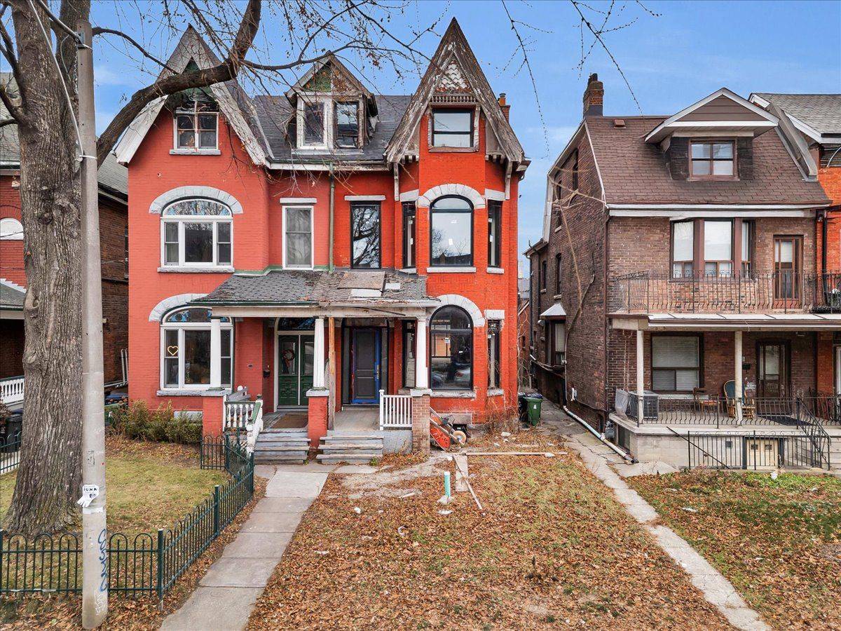 Toronto C01, ON M6G 2V6,393 Manning AVE