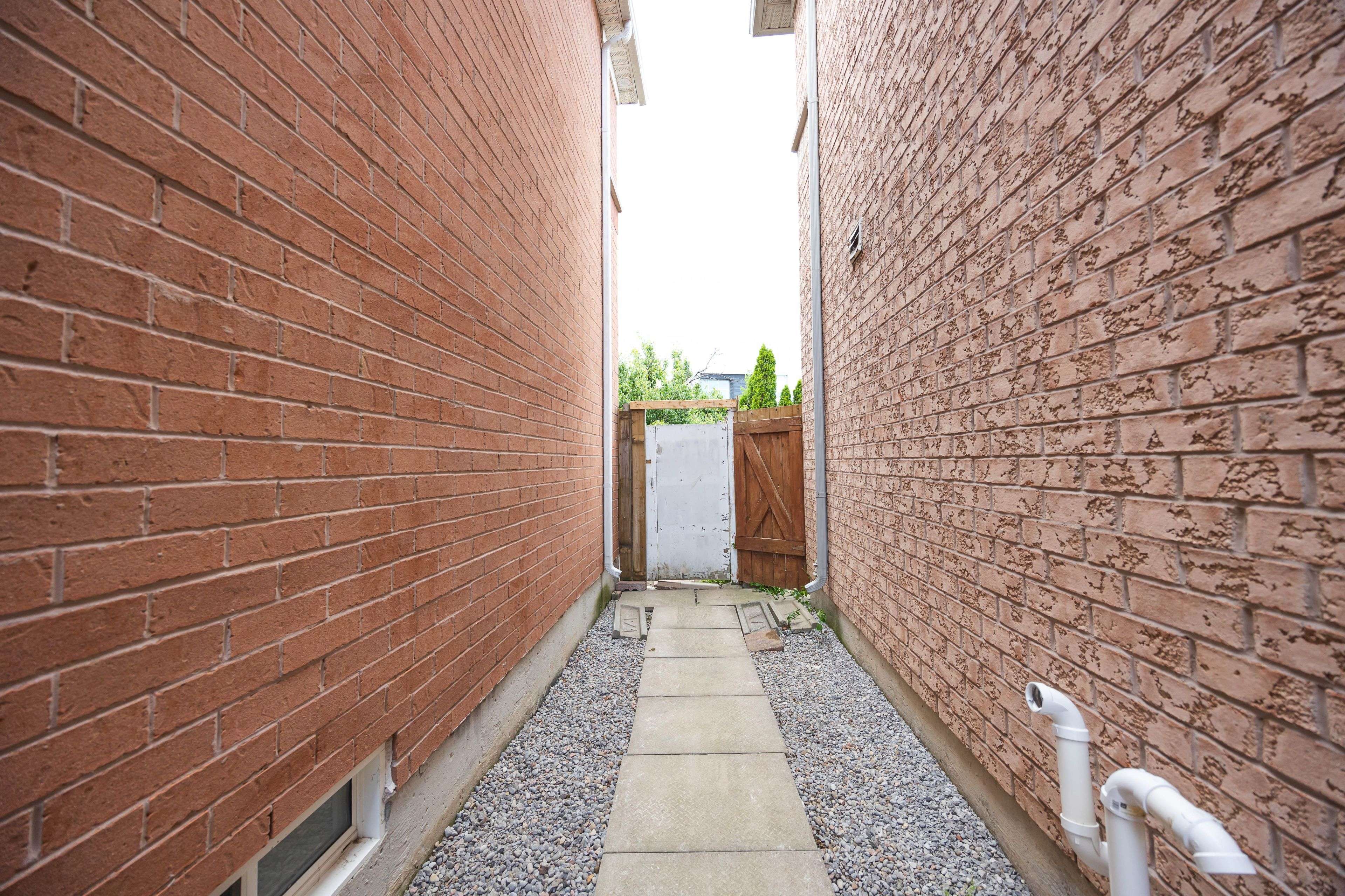 Toronto E11, ON M1X 1X1,3 Grosbeak CRES