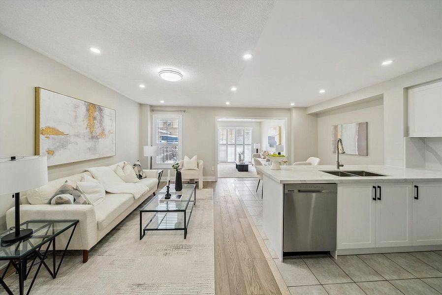 Whitby, ON L1R 3M9,14 Gateway CT