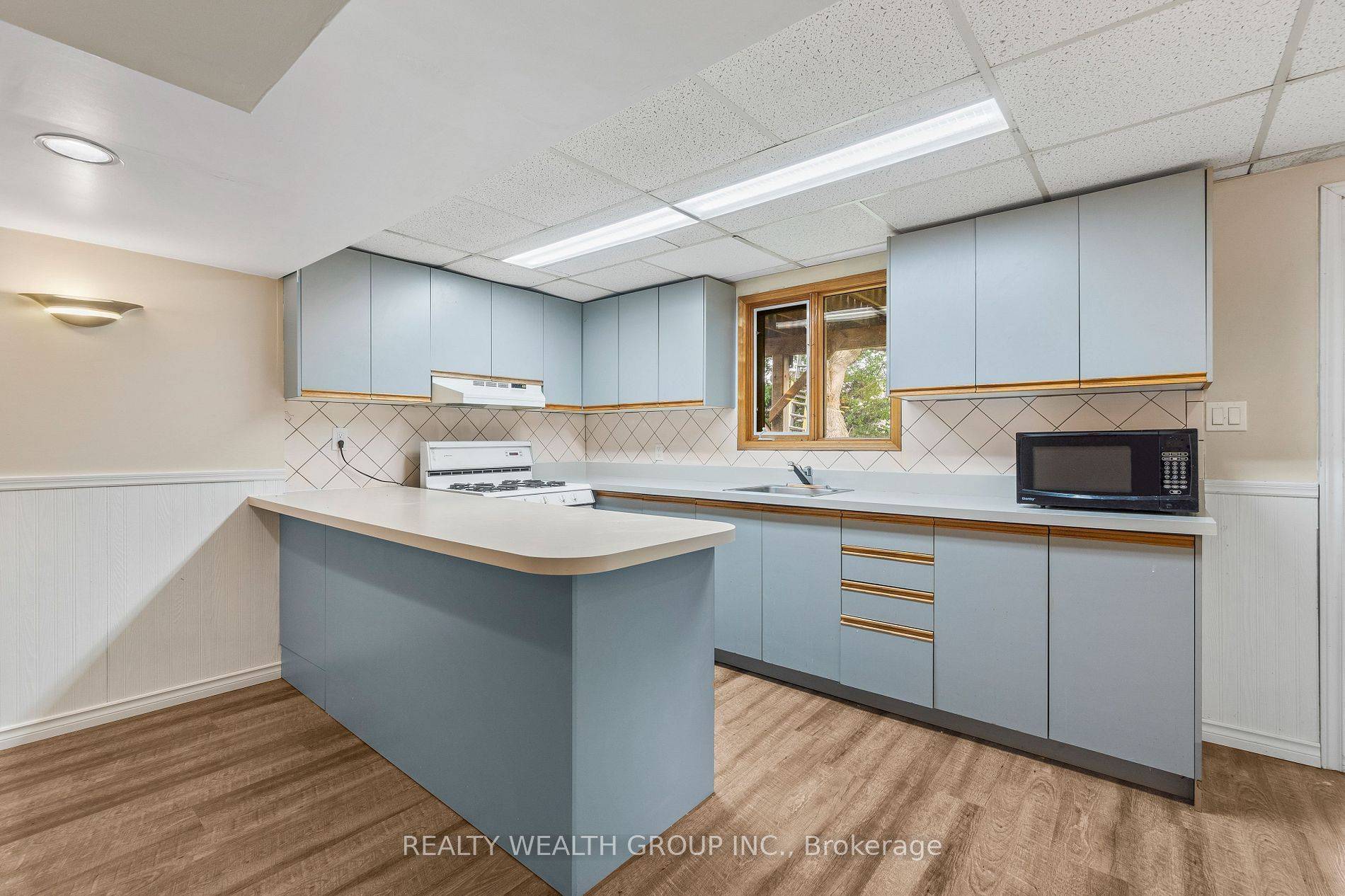 Whitby, ON L1R 2H3,89 Knotty Pine DR