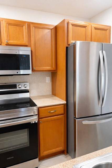 West Palm Beach, FL 33415,2077 E Bond Dr #2077