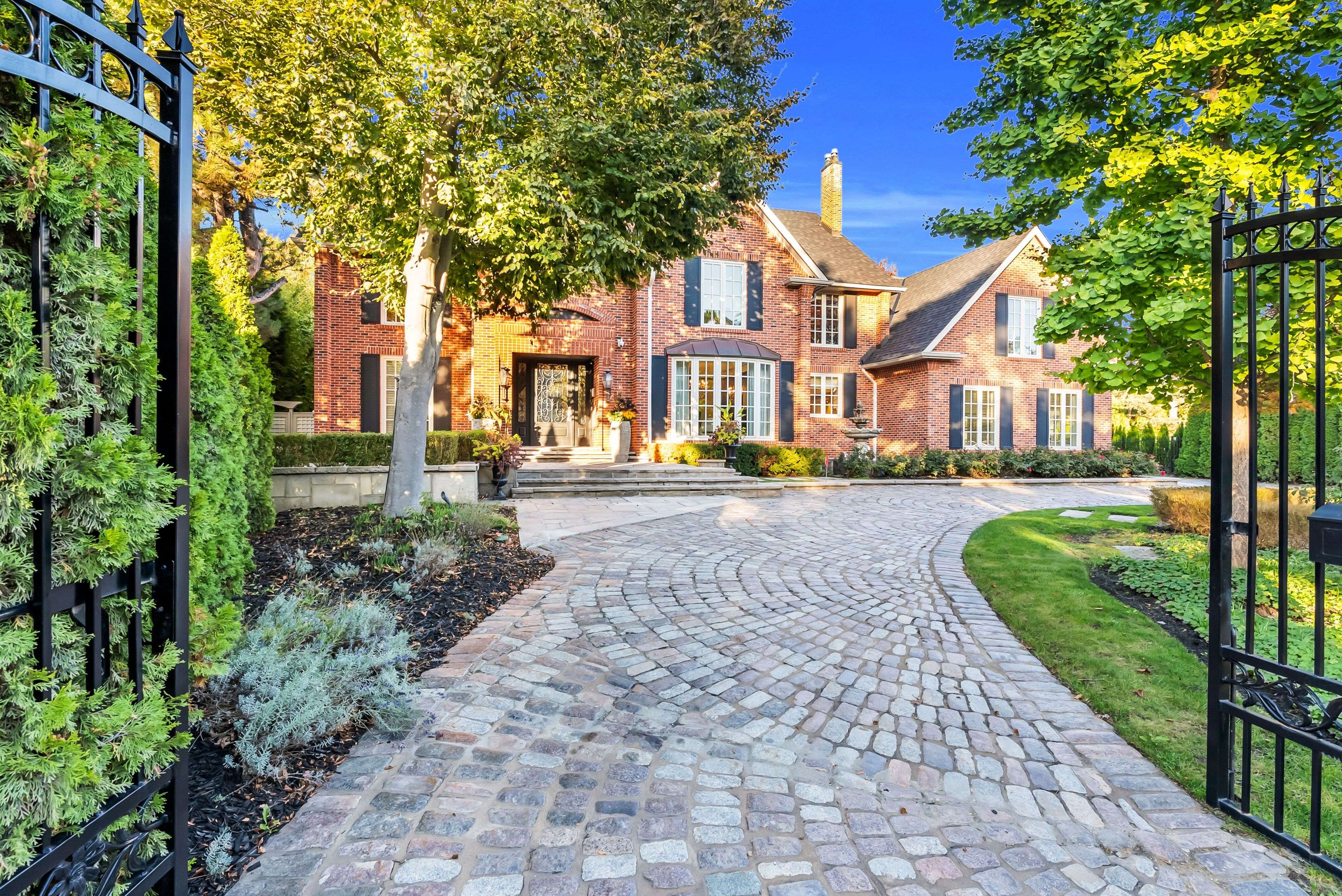 Mississauga, ON L5H 3X6,2173 Shawanaga TRL