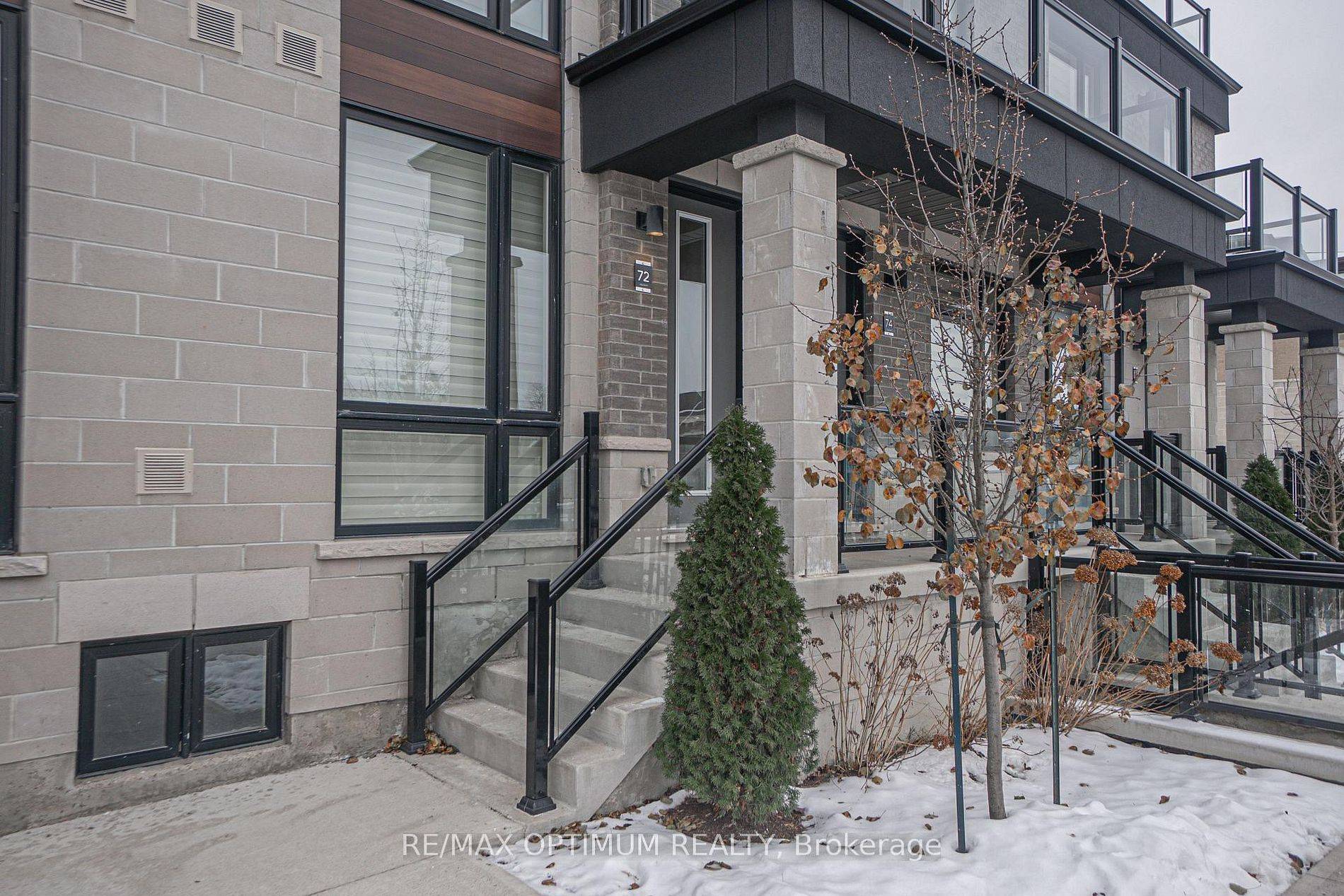 Brampton, ON L6Y 6G1,80 KNOTSBERRY CIR #72