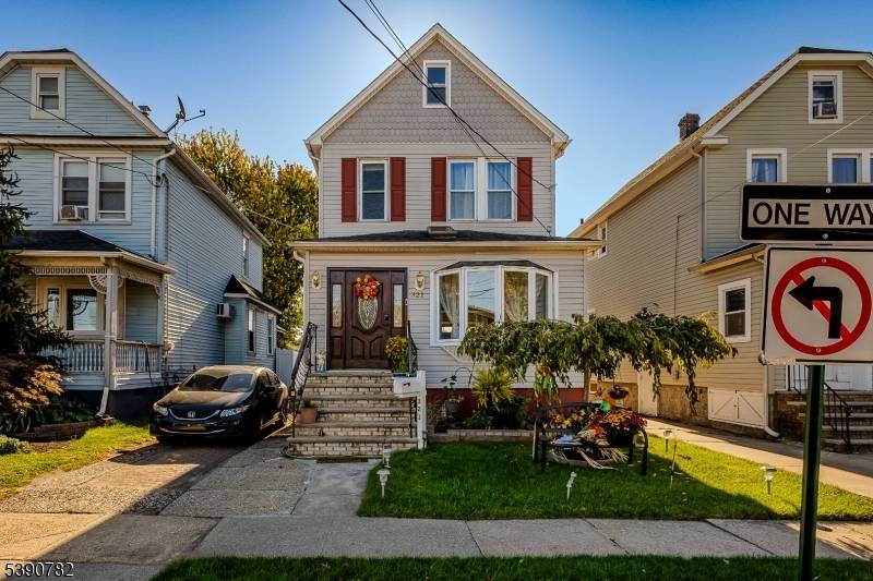 Linden City, NJ 07036,321 W 15th St #1