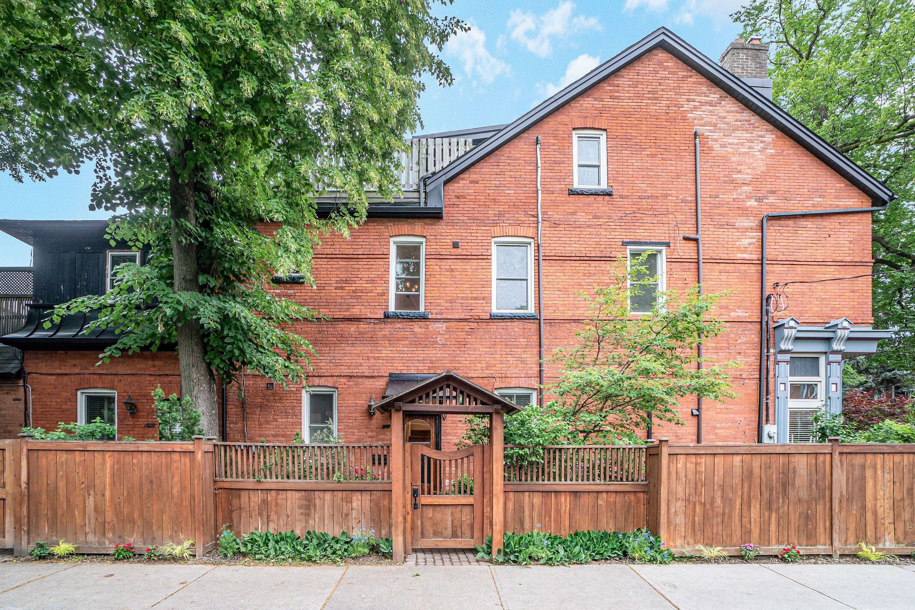 Toronto C01, ON M5S 2L4,225 Major ST #3